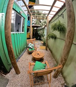 eine Terrasse mit Stühlen und einem Tisch in einem Gebäude in der Unterkunft Container Hospedaria Paraty in Paraty