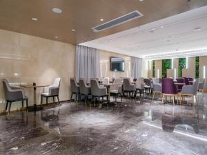 昆明市にあるLavande Hotel Kunming West Mountain Wanda Plazaのカンファレンスルーム(テーブル、椅子付)