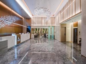 Area lobi atau resepsionis di Lavande Hotel Kunming West Mountain Wanda Plaza