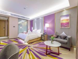- une chambre avec un lit, un canapé et une table dans l'établissement Lavande Hotel Huizhou Shiwan, à Shiwan