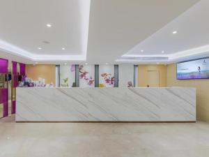 深セン市にあるLavande Hotel Shenzhen Bay Houhai Avenueの部屋の中央に大理石の大きなカウンターがあります。