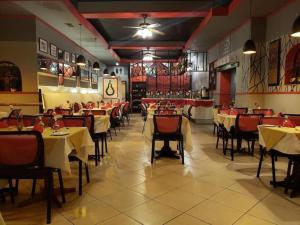- un restaurant avec des tables et des chaises dans une salle dans l'établissement Selborne Hotel, à Bulawayo