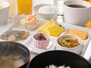 een dienblad met verschillende soorten voedsel op een tafel bij Main Hotel in Miyakonojo