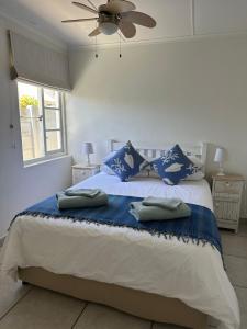 Ένα ή περισσότερα κρεβάτια σε δωμάτιο στο Die Blou Huis