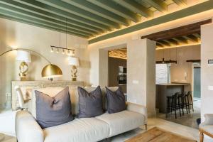 una sala de estar con un sofá blanco con almohadas moradas en Luxury Palace Sevilla en Sevilla