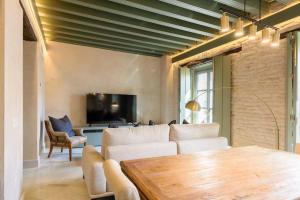 uma sala de estar com um sofá e uma mesa em Luxury Palace Sevilla em Sevilha