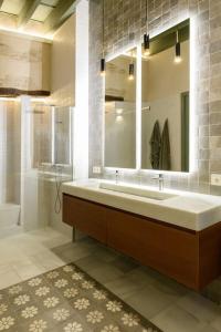 ein Badezimmer mit Waschbecken, Dusche und Spiegel in der Unterkunft Luxury Palace Sevilla in Sevilla + 40 Fotos