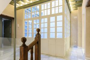 um quarto grande com uma grande parede de janelas em Luxury Palace Sevilla em Sevilha
