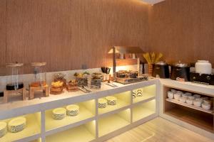 eine Küche mit einer Theke mit Geschirr darauf in der Unterkunft Borrman Hotel Liuzhou Liujing District Government in Liuzhou