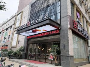 ein Geschäft vor einem Gebäude in einer Stadtstraße in der Unterkunft Borrman Hotel Liuzhou Liujing District Government in Liuzhou