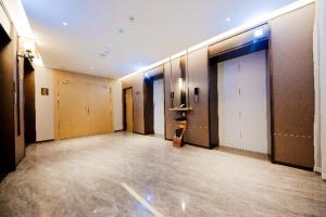 an empty room with a hallway with doors and a room with at Echeng Hotel Hezhou Shizheng Square in Wuzhou