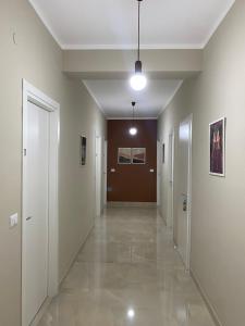 un pasillo con paredes blancas y un pasillo con puertas en Marconi Rooms and Apartaments, en Campobello di Licata