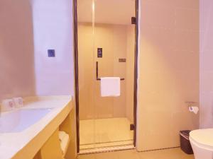 y baño con ducha, lavabo y aseo. en City Comfort Inn Golmud City Hall Yanhu Square en Golmud