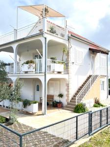 uma casa branca com varanda e escadas em Villa Oliva Korcula em Korčula