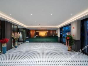 un vestíbulo vacío con en Premier City Comfort Hotel Suizhou Wuyue Plaza, en Suizhou