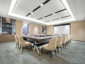 a conference room with a large table and chairs at Echeng Hotel Shenzhen Tian'an Cloud Valley Huawei Base in Tiantangwei