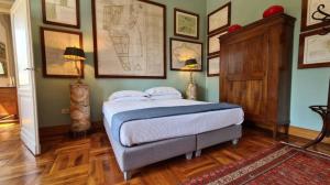 una camera con letto e mappa sul muro di Castello di Lispida a Monselice