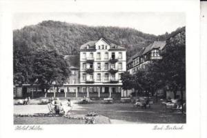 une photo en noir et blanc d'un grand bâtiment dans l'établissement Vintagehotel Adler, à Bad Bertrich