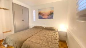 um quarto com uma cama com um quadro na parede em Verones 1c em Roses