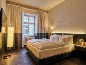 Postel nebo postele na pokoji v ubytování A-ROSA Collection Straubinger Grand Hotel Bad Gastein