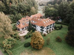 einem Luftblick auf ein großes Haus mit in der Unterkunft Landhotel Waldhaus in Laubach