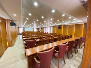 a conference room with rows of chairs and tables at City Comfort Inn Yancheng Xihuan Road Wanda Plaza in Yancheng