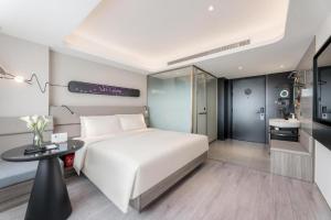 Tempat tidur dalam kamar di Atour Light Hotel Dalian Xinghai Plaza Xi'an Road