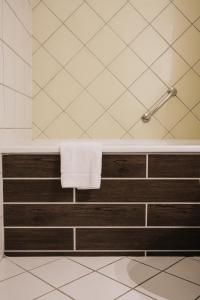 een badkamer met een bad en een handdoek erop bij Landhotel Waldhaus in Laubach