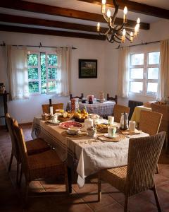 Casa Rural Dehesa de Solana في Herrera de Alcántara: غرفة طعام مع طاولة عليها طعام