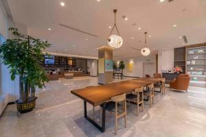 Ο χώρος του lounge ή του μπαρ στο Hanting Hotel Zhoushan New City