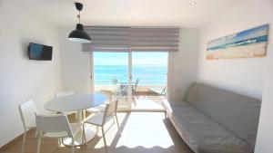 een woonkamer met een bank en een tafel bij Verones 1b in Roses