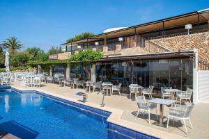 Bazén v ubytovaní Hotel Menorca Binibeca - Adults Recommended - by Pierre & Vacances Premium alebo v jeho blízkosti