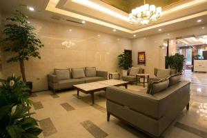 una hall con divani e tavoli in un edificio di Starway Hotel Changji Qitai Bus Station a Xibeiwan