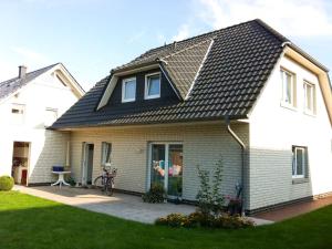 a house with a solar roof on top of it at Schönes Zimmer am Jans Kamp 3 mit Küche Self-Check-In in Vechta