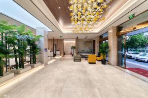 a lobby of a building with a chandelier at Starway Hotel Wenzhou Rui'an Tangxia in Xianjiayu