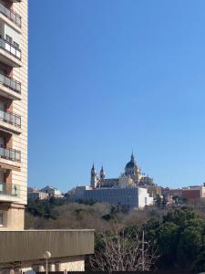 - une vue sur une ville avec des bâtiments sur une colline dans l'établissement Alojamientos con encanto a orillas del Manzanares, à Madrid