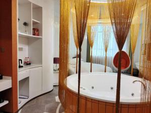 Um banheiro em Starway Hotel Urumqi Exhibition Center