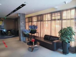 The lobby or reception area at Starway Hotel Taiyuan Liu Alley Zhonglou Street