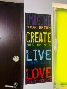 Un signe sur une porte qui dit imaginez votre rêve créer votre bonheur en direct dans l'établissement ModernStudio, à Bragadiru