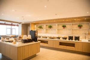 Una cocina o kitchenette en Hanting Premium Hotel Dandong Pedestrian Street