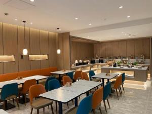 ห้องอาหารหรือที่รับประทานอาหารของ Hanting Premium Hotel Gonghe Qinghai Lake South Street