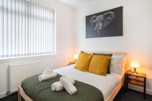 2 Bedroom Apartment-Free Parking tesisinde bir odada yatak veya yataklar