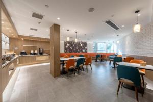 Ein Restaurant oder anderes Speiselokal in der Unterkunft Hanting Premium Hotel Quzhuo Nanhu Plaza 