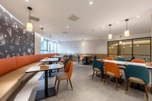 Restauracja lub miejsce do jedzenia w obiekcie Hanting Premium Hotel Quzhuo Nanhu Plaza