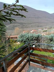 een uitzicht vanaf het balkon van een huis bij Mansarda Val di Sangro in Rocca Cinquemiglia