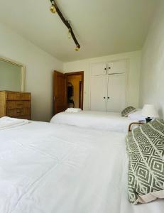 Una cama o camas en una habitación de Apartamentos Garbí Suances