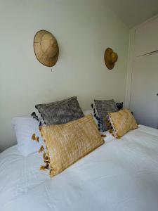 Een bed of bedden in een kamer bij Apartamentos Garbí Suances