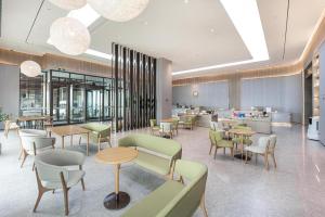 Zona de lounge sau bar la JI Hotel Yantai Development Zone Housha Plaza