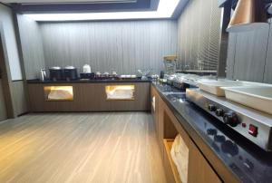 Kuchyň nebo kuchyňský kout v ubytování Hanting Hotel Suzhou Si County Zhuqiao