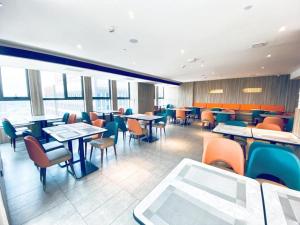 Restaurant o un lloc per menjar a Hanting Premiun Hotel Huaihua South High-Speed Railway Station Wanda Plaza